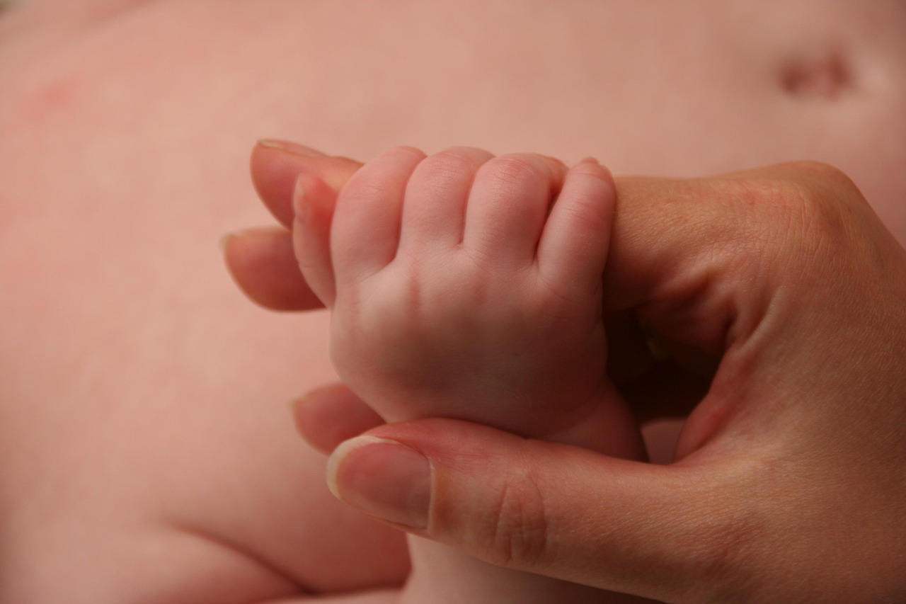 baby neugeborenes hand
